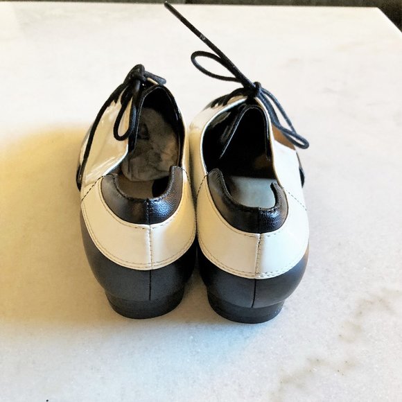 NWOT! Nine West white & black Oxford lace up shoe with open sides / cutouts (7M) - Picture 8 of 10